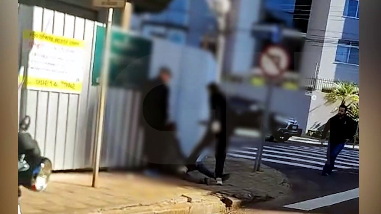 ‘Você roubou minha loja’: Vídeo mostra comerciante rendendo suposto assaltante no Centro de Cascavel