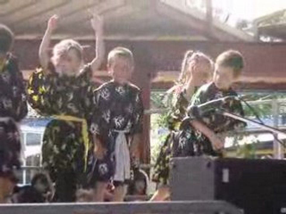 Laurine qui danse a la fete de l'ecole