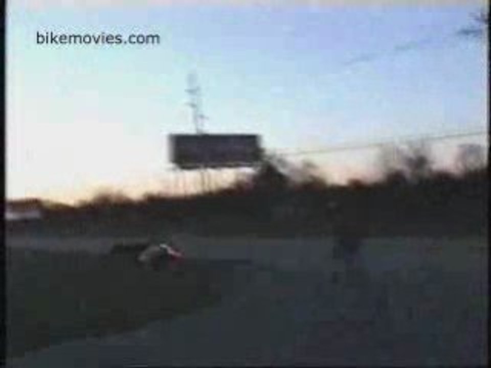 accident violent a moto entre 2 amateurs qui se la pete