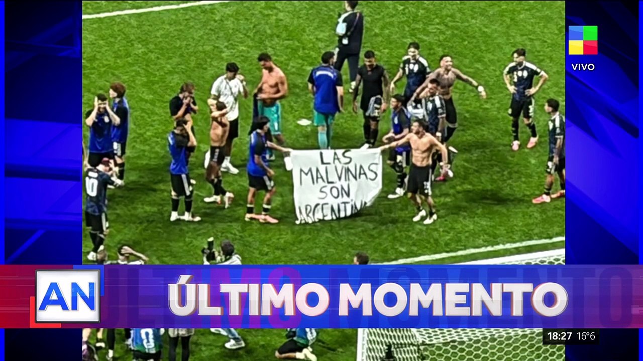 La bandera que mostraron los jugadores de la Selección tras vencer a Inglaterra: "Las Malvinas son argentinas"