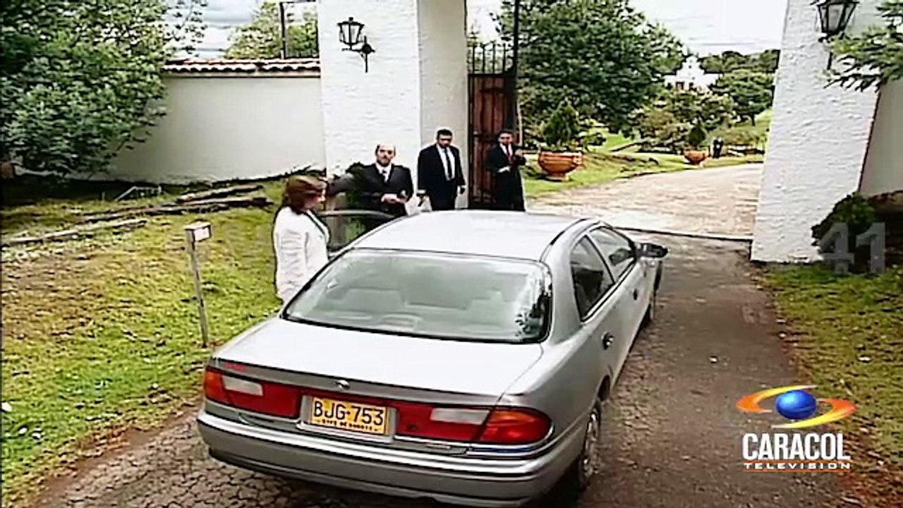 La Saga Negocio de Familia (2004) - Pochola Entra a la Casa de Federico Muñoz Para Poner la Bomba y Explotarla - Caracol TV (2005)
