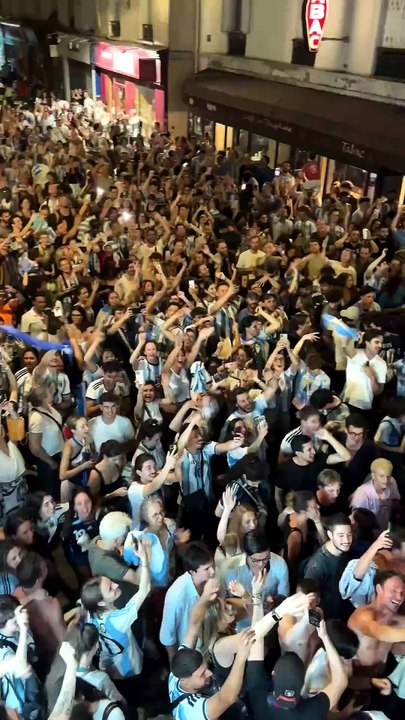 Les fans argentins de Paris célèbrent rue Dauphine - Foot - Coupe du monde 2026