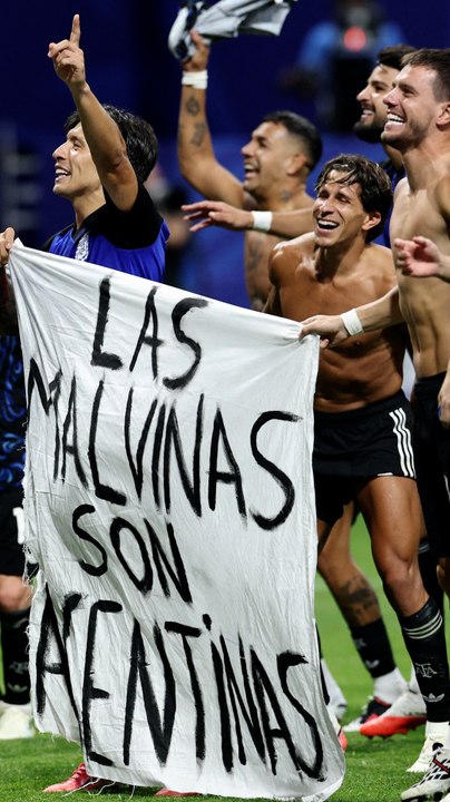 Jugadores argentinos despliegan bandera de Malvinas tras vencer a Inglaterra en el Mundial 2026