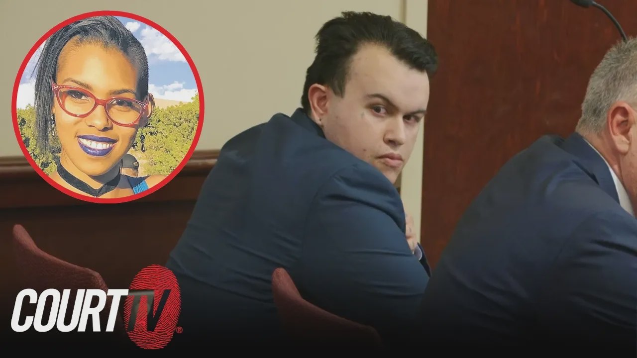 El asesino de la espada sangrienta sonríe cuando lo declaran culpable de un brutal crimen