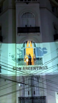 El balcón de CFK se iluminó con las Malvinas: Son argentinas