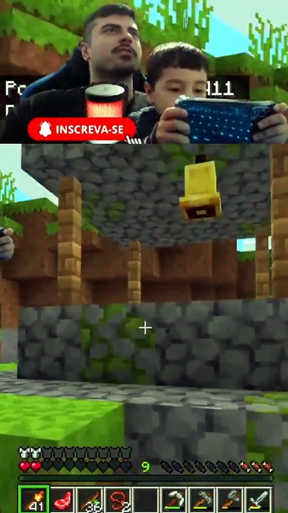 ESSA VILA É MUITO ESTRANHA... GALINHA NADANDO?! | Minecraft