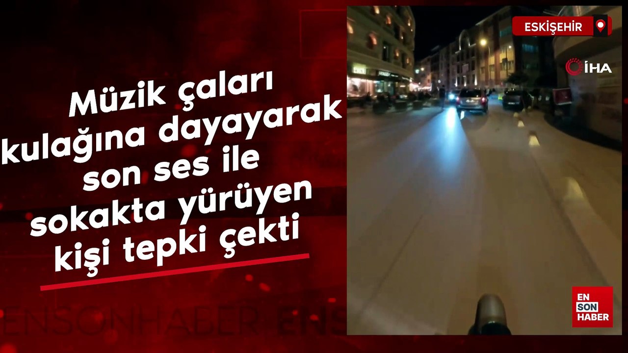 Eskişehir'de müzik çaları kulağına dayayarak son ses ile sokakta yürüyen kişi tepki çekti
