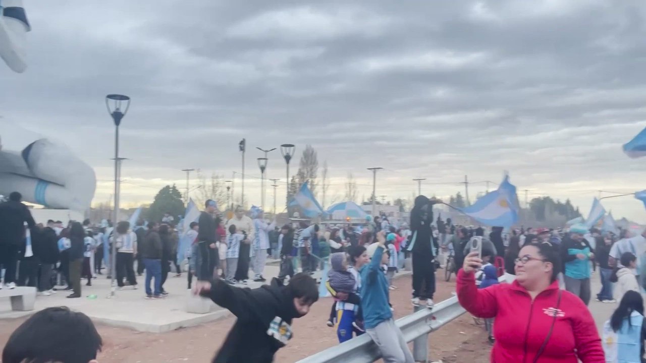 Argentinos celebran la victoria de la Selección ante una estatua gigante de Messi en la Patagonia
