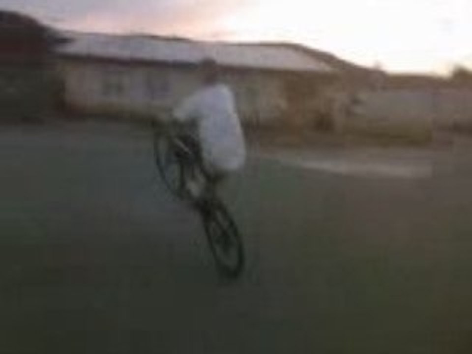 Weeling dan un rond point le cul a l'air !