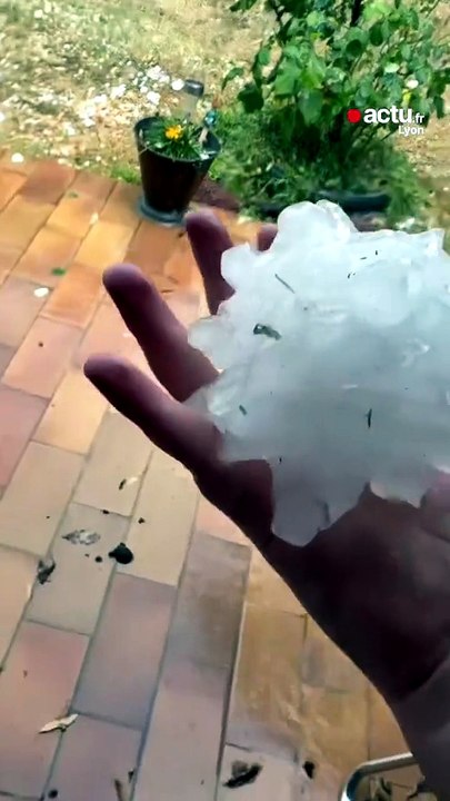 Un orage de grêle spectaculaire frappe l'Ardèche