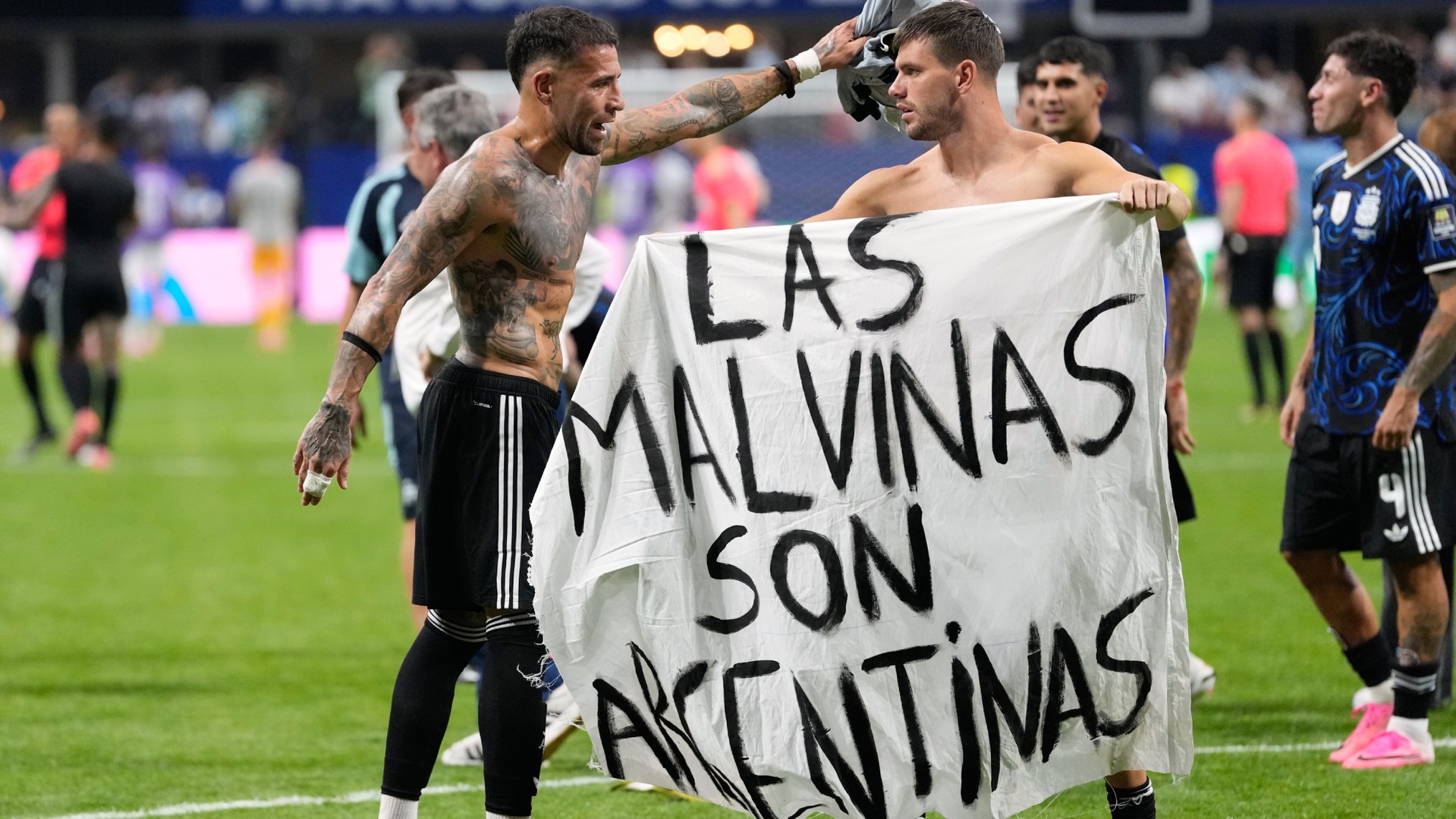 Piden la expulsión de la Premier de los argentinos que sacaron la pancarta "las Malvinas son argentinas"