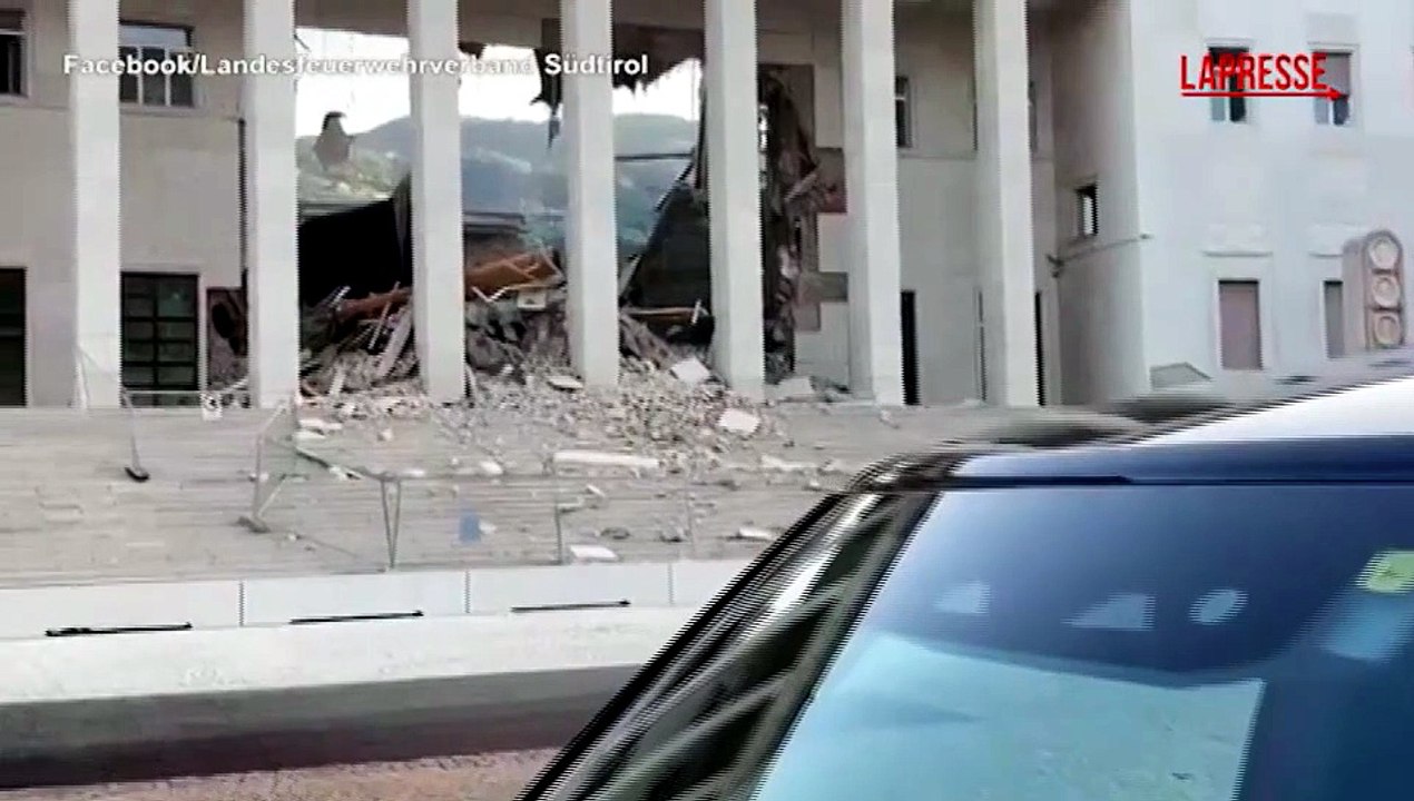 Bolzano: il crollo nella notte al tribunale, macerie davanti all'ingresso principale