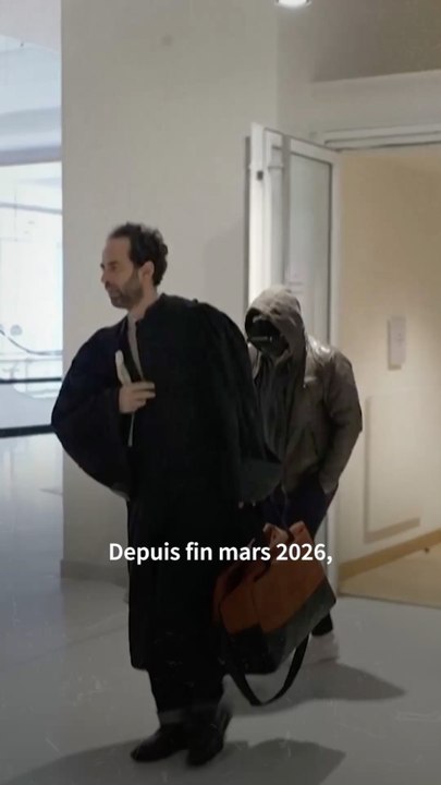 Le temps, ce grand magicien, finit toujours par faire tomber les masques... et parfois, on découvre que derrière, il n'y avait même pas de visage, juste un ego en location.