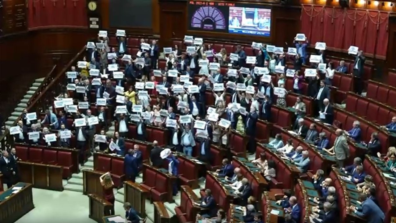 La protesta delle opposizioni in aula alla camera, i cartelli contro il governo: «Meloni ha fallito»