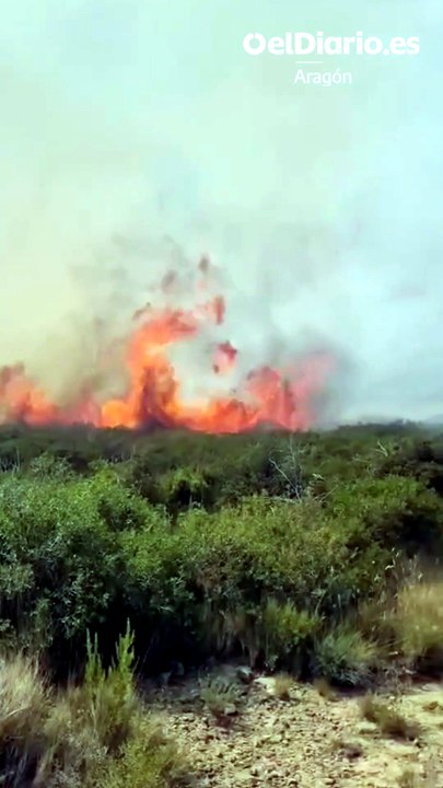 Fuego en las calles: el incendio de Orés entra en el casco urbano de Asín, uno de los cuatro pueblos desalojados
