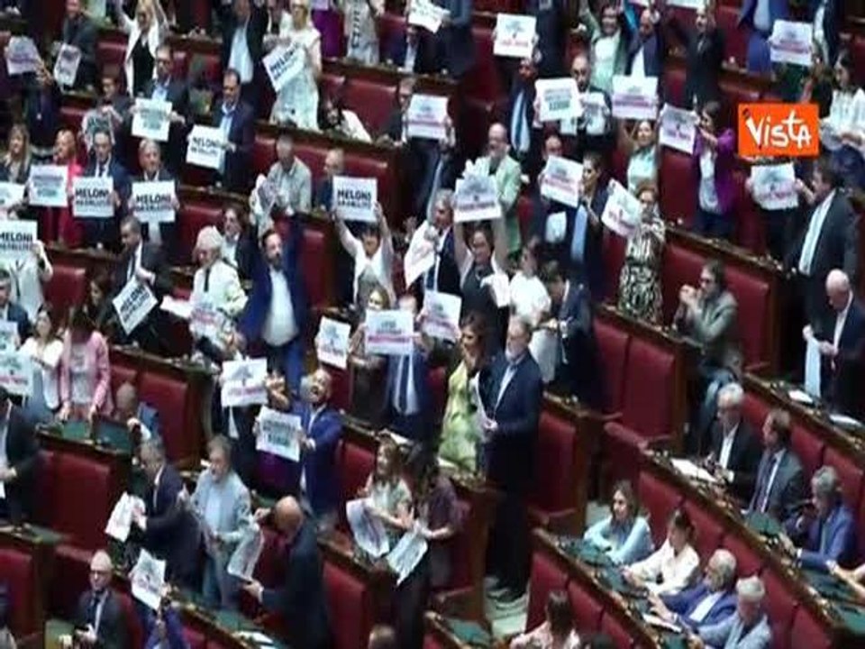 Legge elettorale, bagarre in Aula prima del voto. I cartelli delle opposizioni: "Meloni ha fallito"
