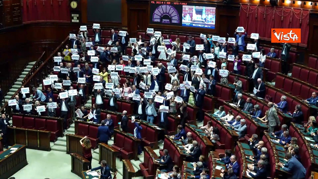Legge elettorale, bagarre in Aula prima del voto. I cartelli delle opposizioni: "Meloni ha fallito"