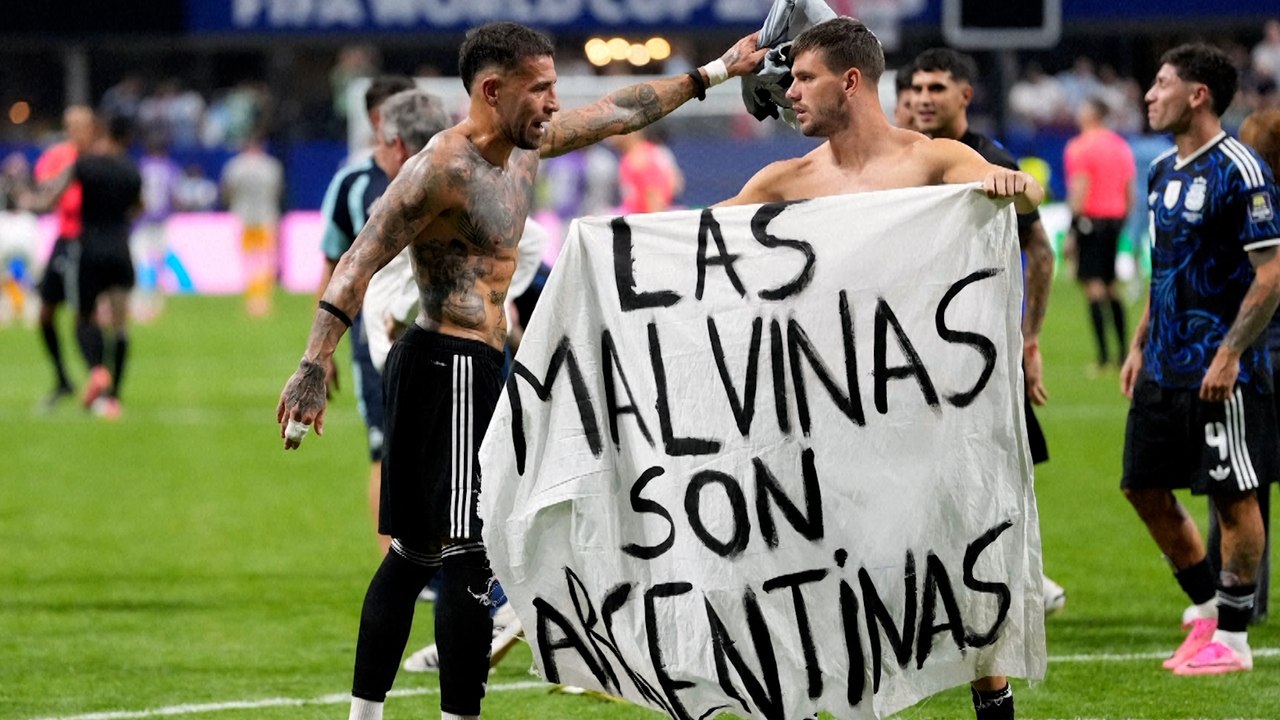 La pancarta de los jugadores argentinos tras derrotar a Inglaterra incendia las redes
