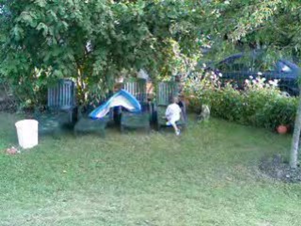 enzo et birko jouent chez mamie