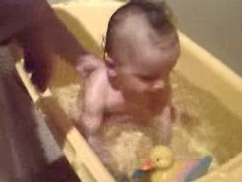 enzo dans le bain chez mamie
