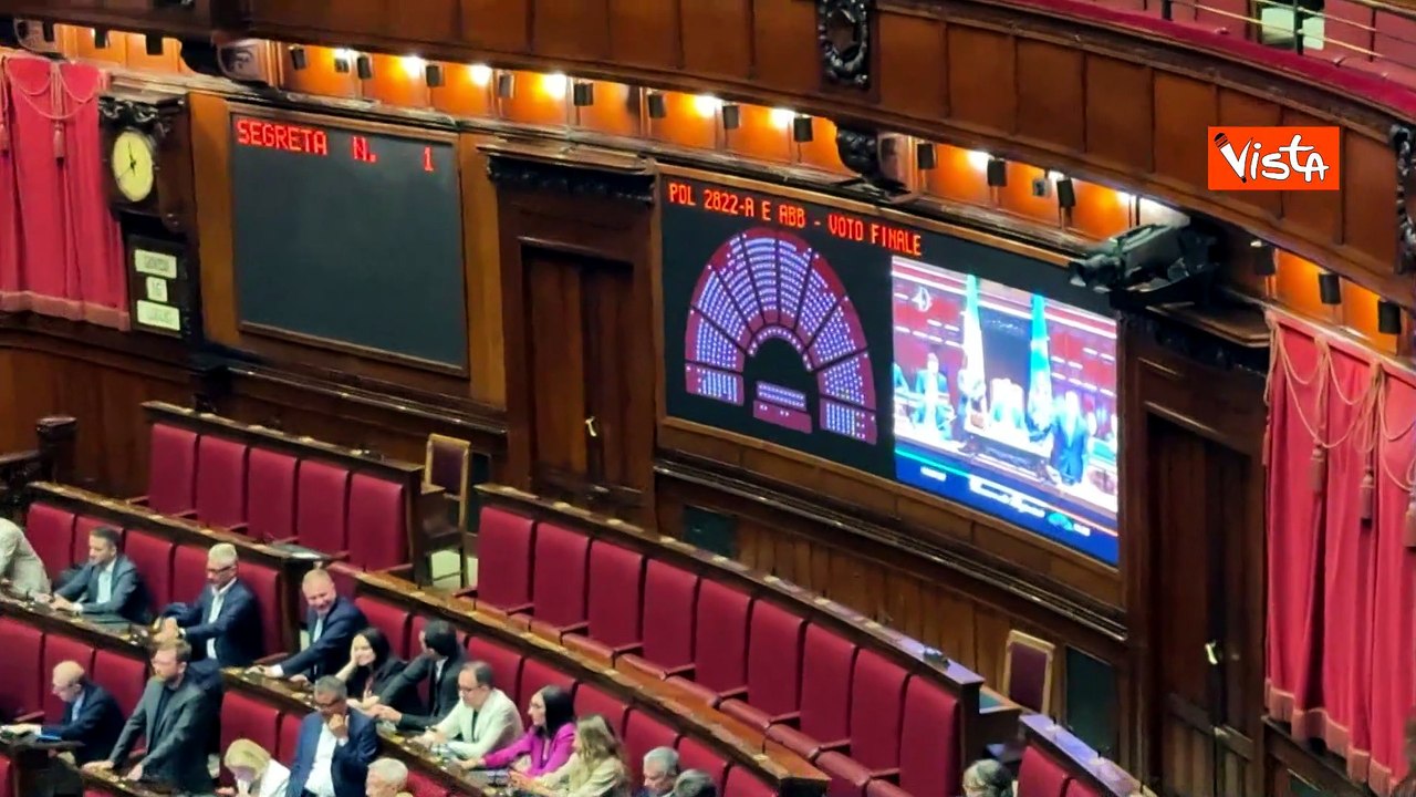 Legge elettorale, il voto in Aula alla Camera, poi gli applausi della maggioranza per il "Sì"