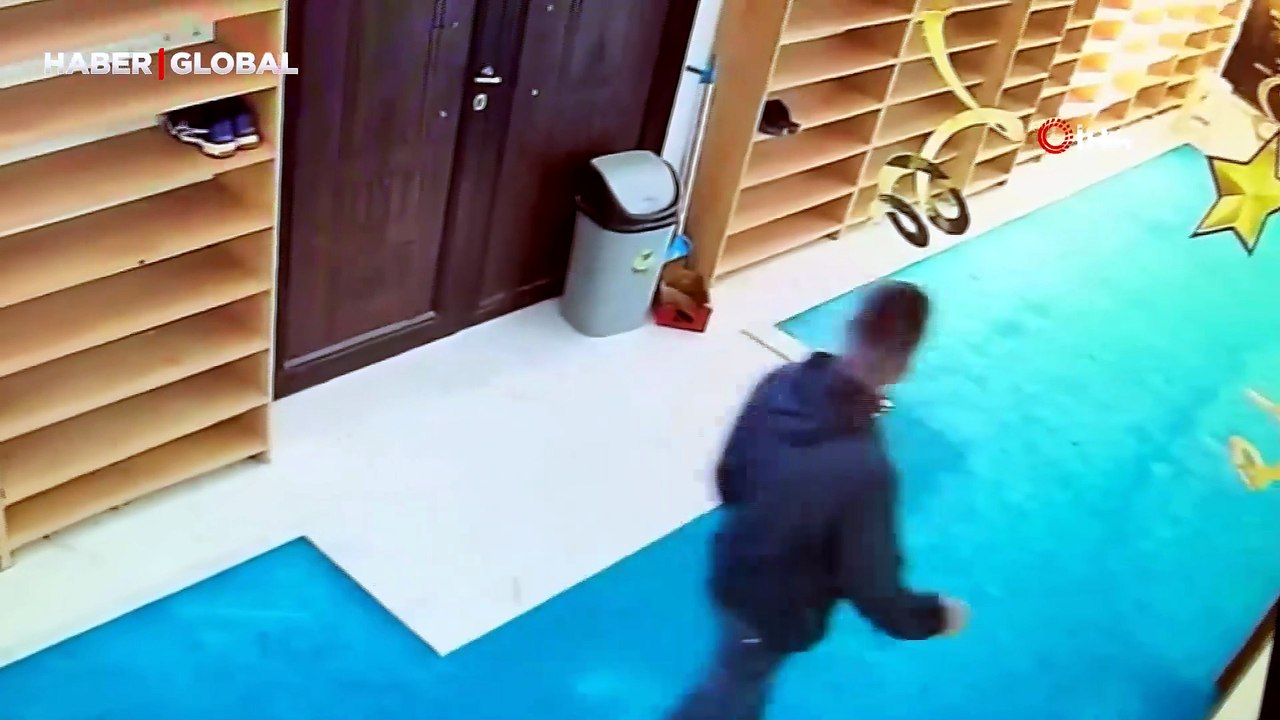 Camiye girdi, kaldırım taşıyla kırdığı yardım kutusundaki 100 bin lirayı utanmadan böyle çaldı