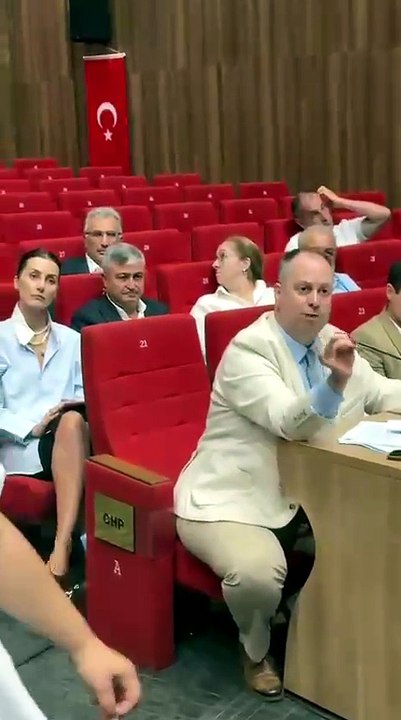 Kocaeli Büyükşehir Meclisi'nde gerginlik! Küçükkaya ihale ve reklam dedi, Büyükakın kürsüden sert yanıtladı