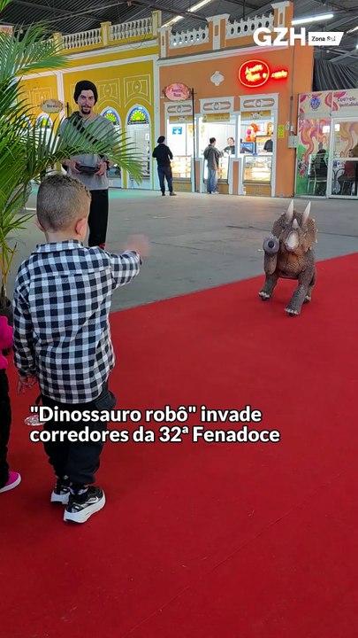 Dinossauro robô chama a atenção de crianças e adultos na abertura da Fenadoce