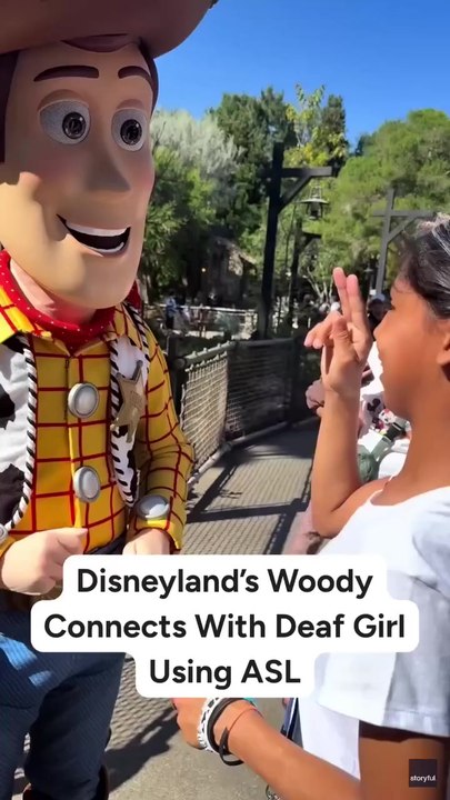 Disneyland's Woody Connects with Deaf Girl Using ASL