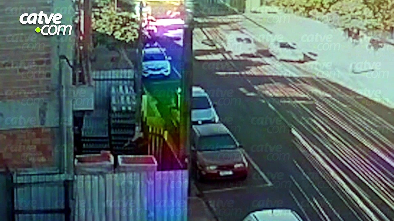 Veja momento em que motociclista é atingida por carro e moto roda na pista em Cascavel
