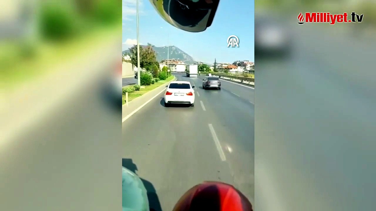 Antalya'da itfaiyeye yol vermeyen sürücü görüntülendi