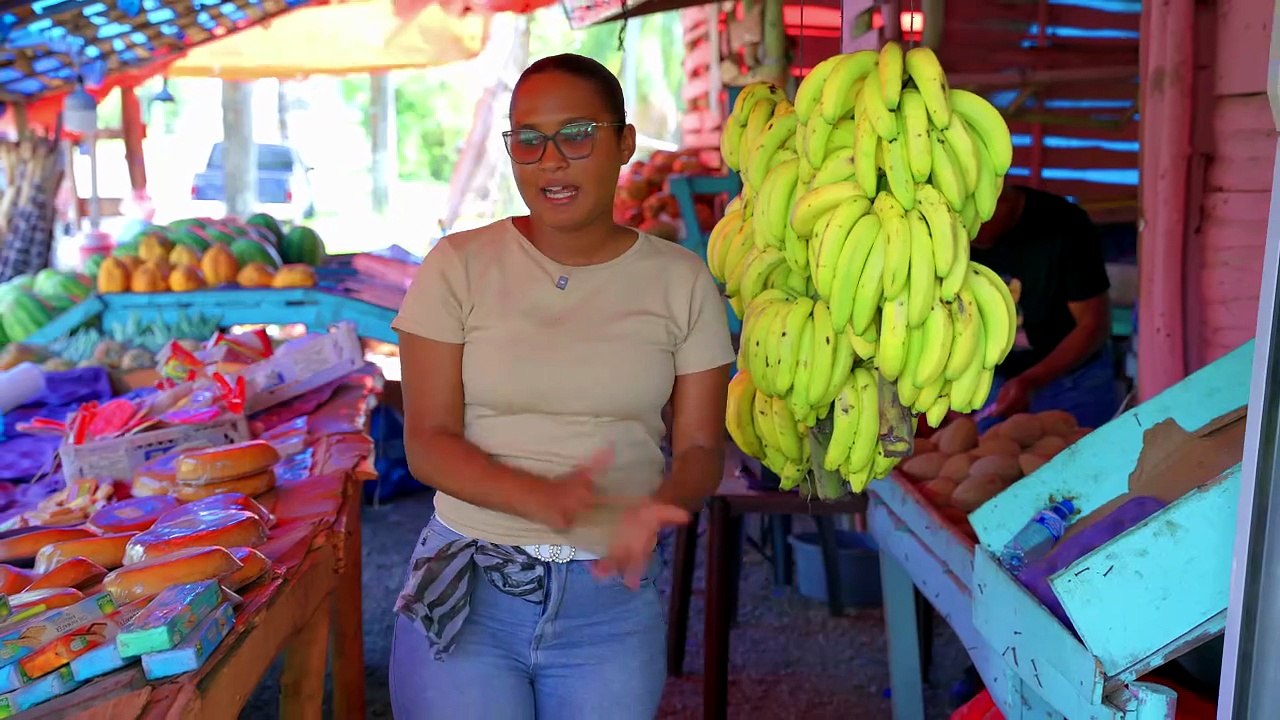 VIViA SENTADA MIENTRAS SUS PAPaS TRABAJABAN