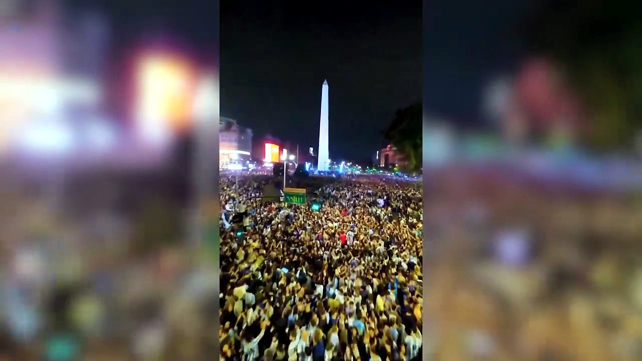 El centro porteño copado por la masa futbolera feliz