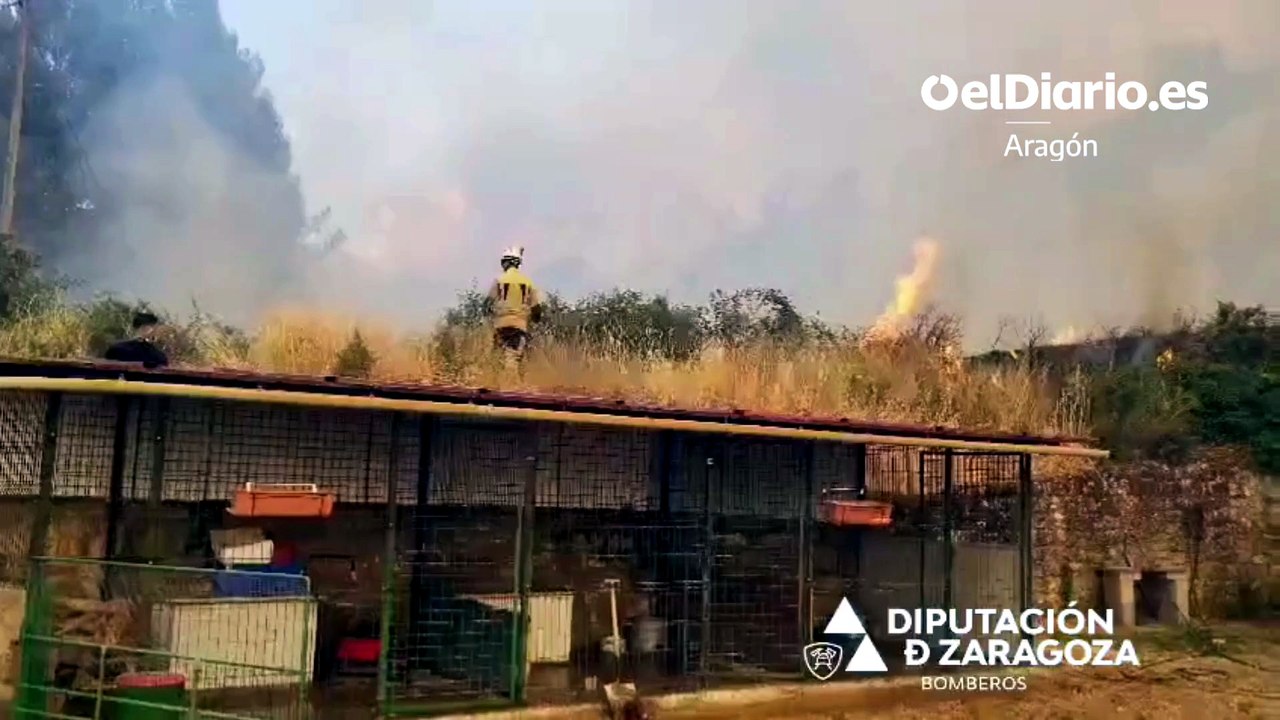El incendio de Orés cerca Uncastillo mientras el operativo trata de frenar el avance de las llamas