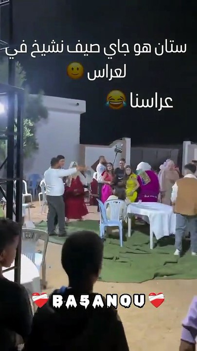 فيديو متداول يوثق انفعال شاب خلال حفل زفاف عبر الميكروفون