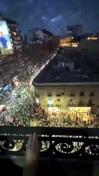 El festejo de Charly García tras el triunfo de Argentina sobre Inglaterra CORTO
