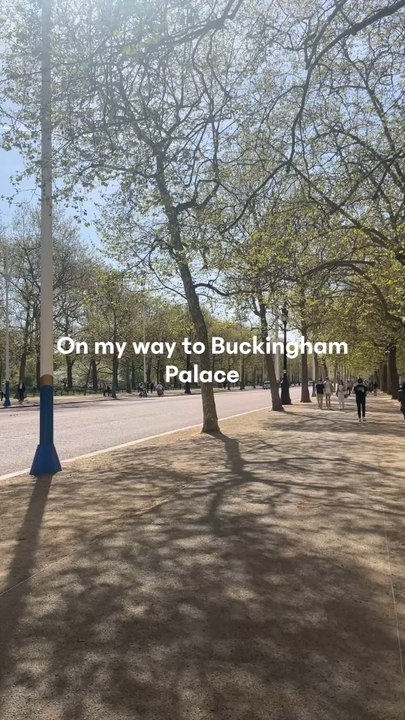 Walking to Buckingham Palace in the sun - London Summer 2026