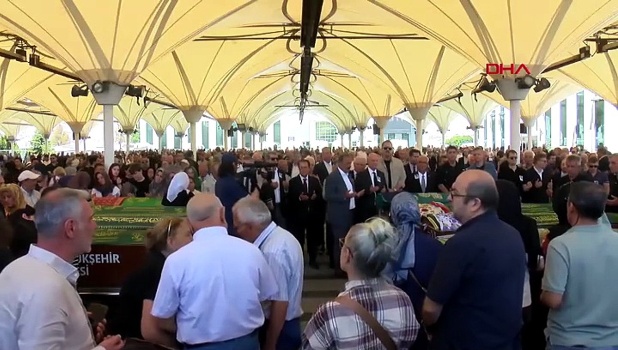 İki çelenkte aynı ünvan! Özel ve Kılıçdaroğlu Olcay Baykal’ın cenazesinde yan yana geldi