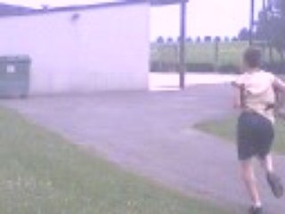 emilien qui tir dans la poubelle