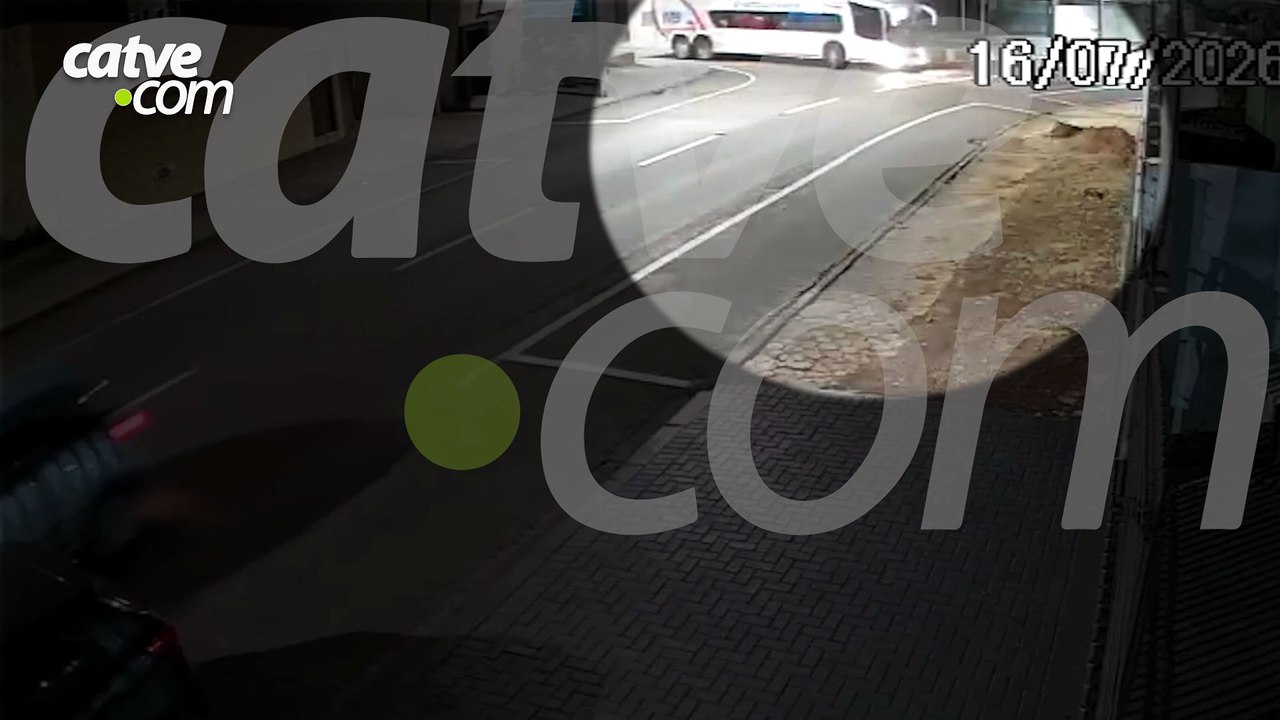 Câmera flagra acidente entre moto e ônibus que...