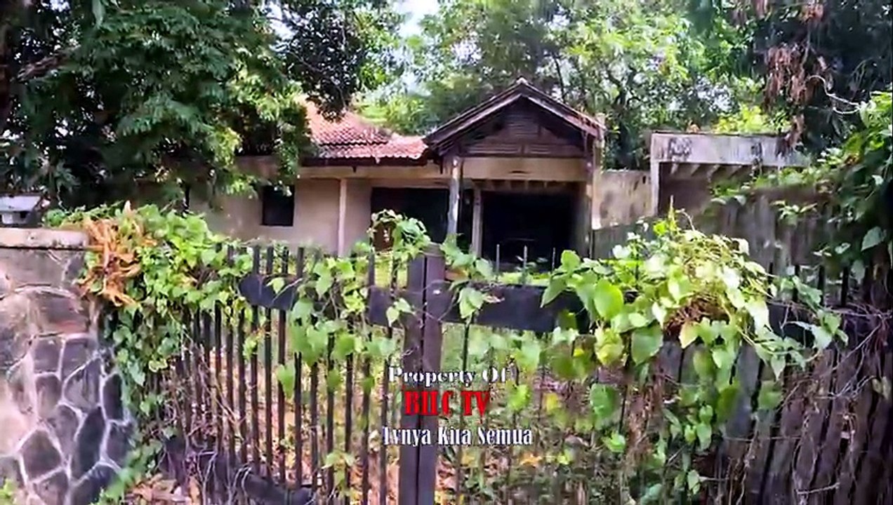 So this is what's inside the abandoned houses! There are still things left
