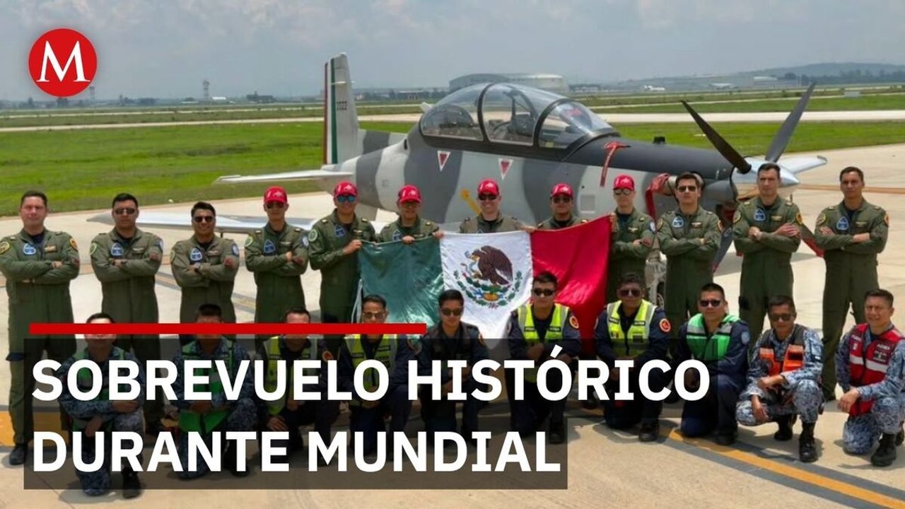 Aviadores militares mexicanos despliegan bandera nacional ante 1 millón de espectadores