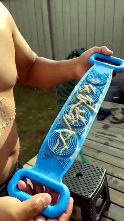 How to Properly Clean Your Lower Back While Bathing