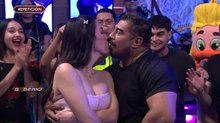 Beso de amor de 'C5' y Alina