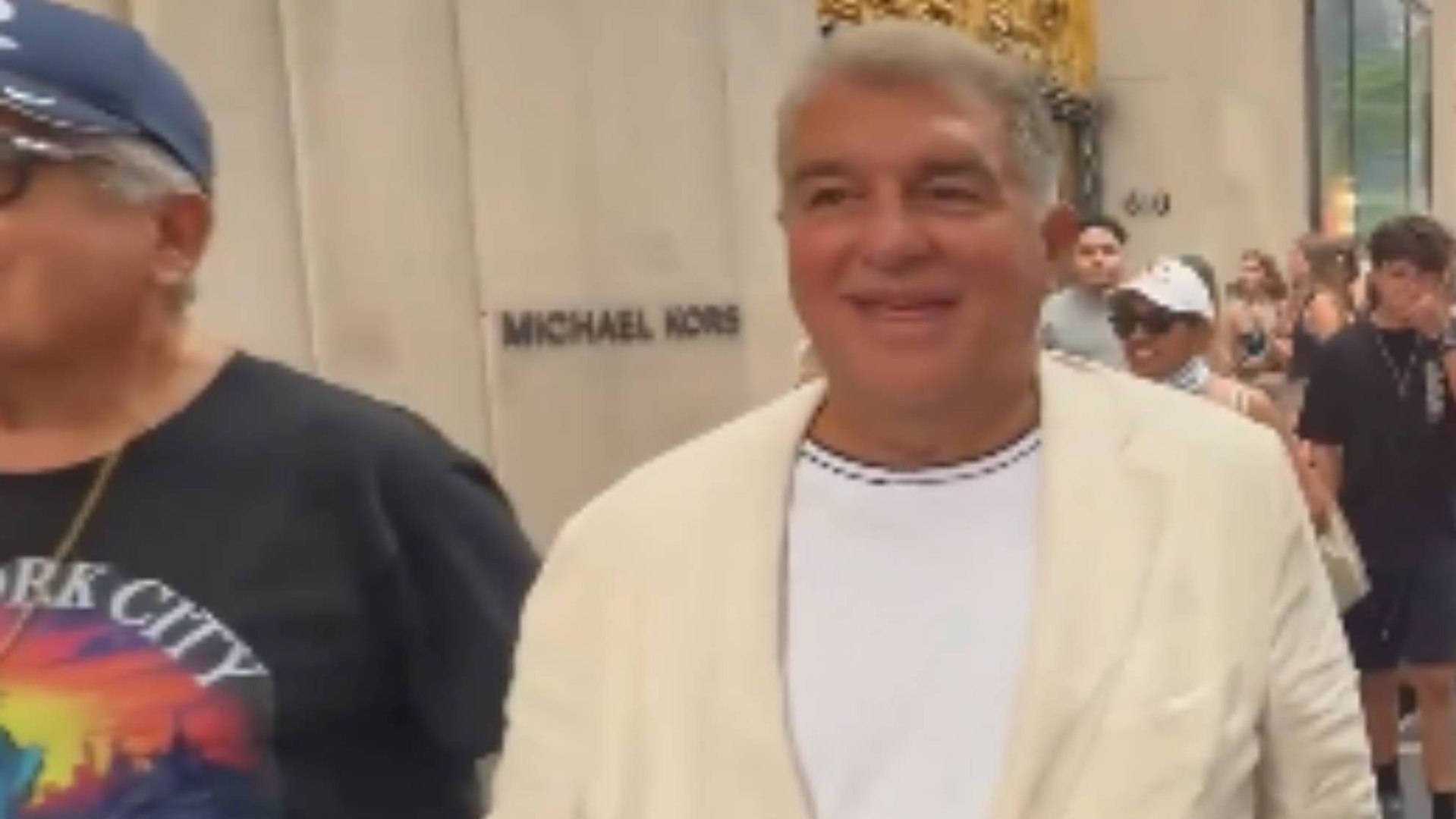 Joan Laporta, de blanco, confirma que va con España en la final del Mundial y advierte sobre el árbitro
