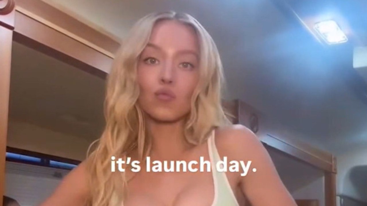Sydney Sweeney presenteert nieuwe lingeriecollectie tijdens fotoshoot in trailer
