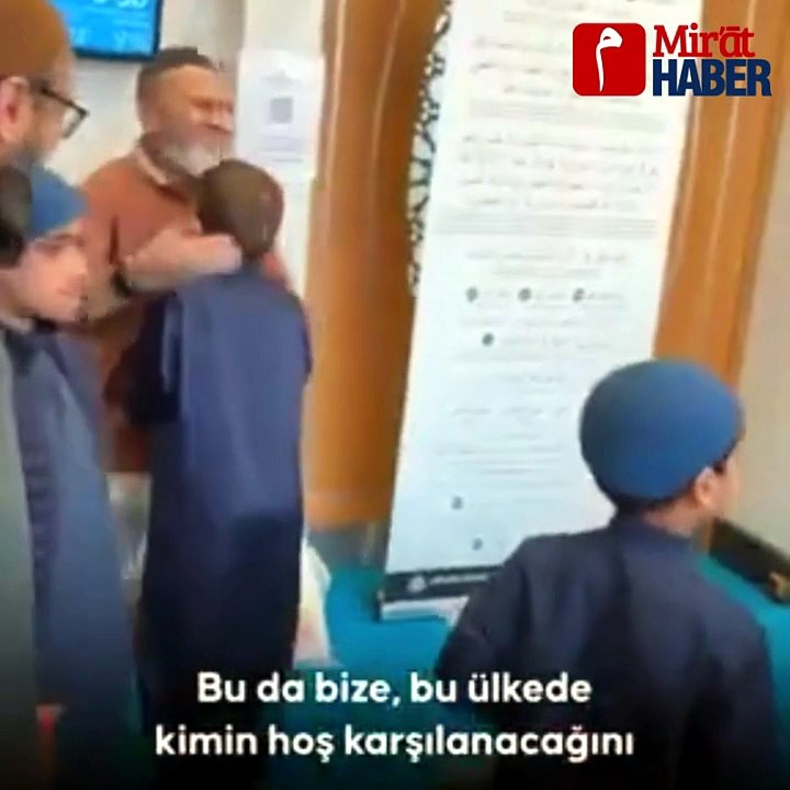 İngiltere'de İslamofobiye Karşı Kek Dağıtan Otizmli Joshie'nin Yeni Durağı İstanbul Camileri