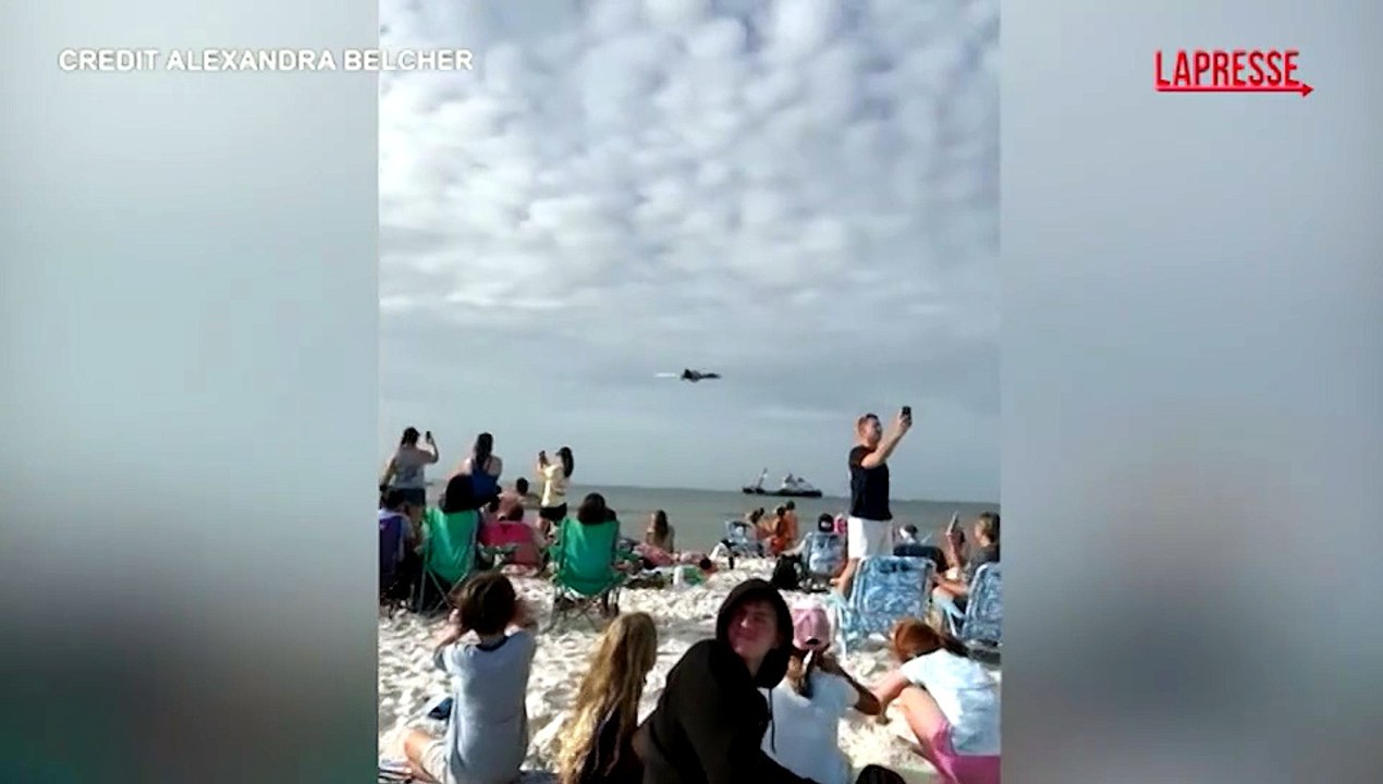 Florida, jet della Marina "sfiora" i bagnanti sulla spiaggia e fa volare via sedie e tende