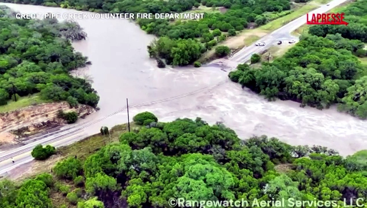Usa, inondazioni improvvise in Texas: la strada interrotta da un fiume di fango