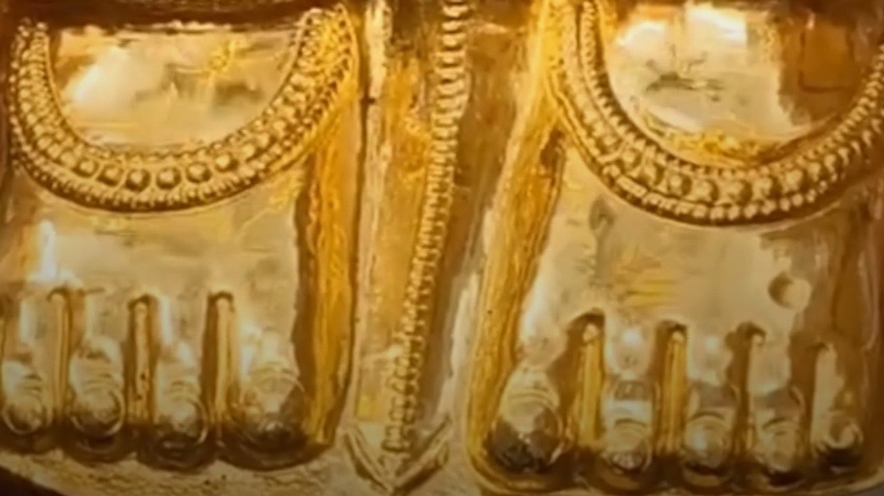 महाराष्ट्र के विट्ठल मंदिर में भक्त ने दान की ₹56 लाख की स्वर्ण पादुकाएं